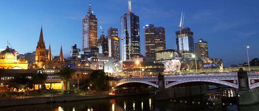 Melbourne city skyline and the Yarra River at dusk